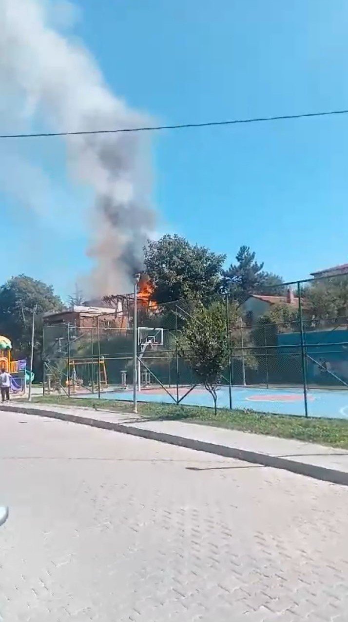 BOLU KÖROĞLU MAHALLESİ’NDE İDDİAYA GÖRE, EŞİ VE KAYINVALİDESİYLE TARTIŞARAK SİNİR KRİZİ GEÇİREN KADIN, KENDİSİ VE ÇOCUĞU İÇERİSİNDEYKEN EVİ YANICI MADDE İLE ATEŞE VERDİ. EVDEKİLER KOMUŞLARI TARAFINDA KURTARILDI