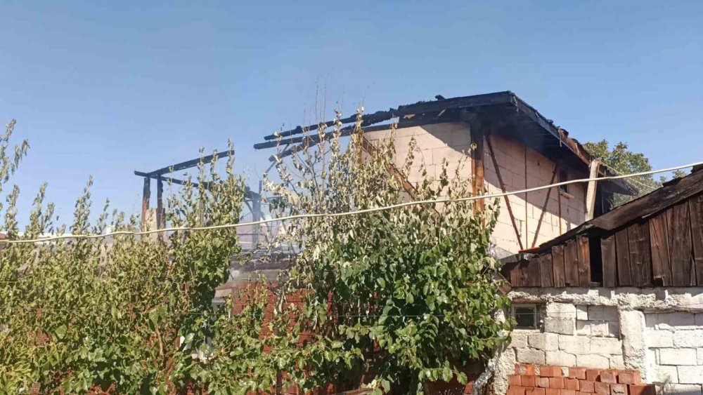 BOLU KÖROĞLU MAHALLESİ’NDE İDDİAYA GÖRE, EŞİ VE KAYINVALİDESİYLE TARTIŞARAK SİNİR KRİZİ GEÇİREN KADIN, KENDİSİ VE ÇOCUĞU İÇERİSİNDEYKEN EVİ YANICI MADDE İLE ATEŞE VERDİ. EVDEKİLER KOMUŞLARI TARAFINDA KURTARILDI