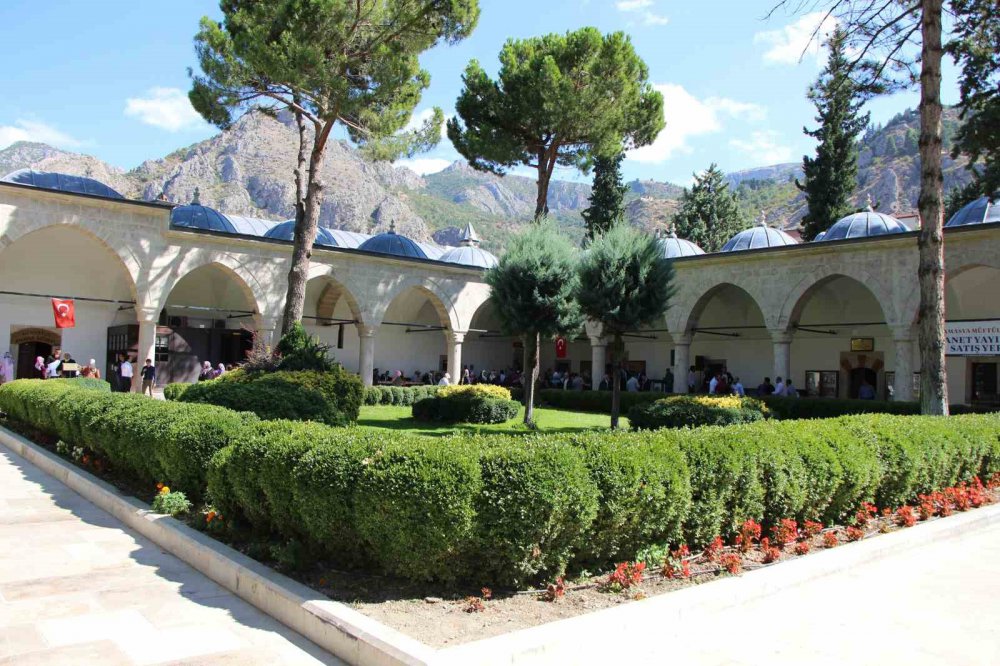 HATTAT MAHMUT ŞAHİN TARAFINDAN YAZILAN 6,5 METRE BOYUNDA VE 3.5 METRE ENİNDEKİ DÜNYANIN EN BÜYÜK HİLYE-İ ŞERİF'İ AMASYA'DA SERGİLENMEYE BAŞLADI