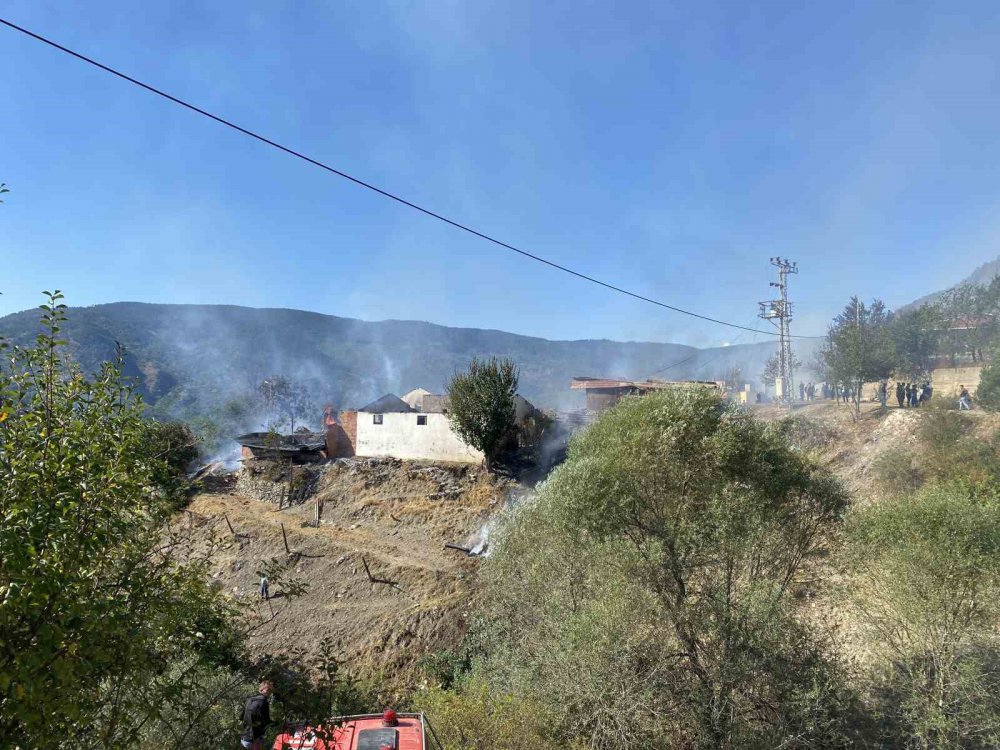 KASTAMONU’UN ARAÇ İLÇESİNE BAĞLI BİR KÖYDE ÇIKAN YANGIN DEVAM EDİYOR: 10 EV, 3 AHIR KULLANILAMAZ HALE GELDİ