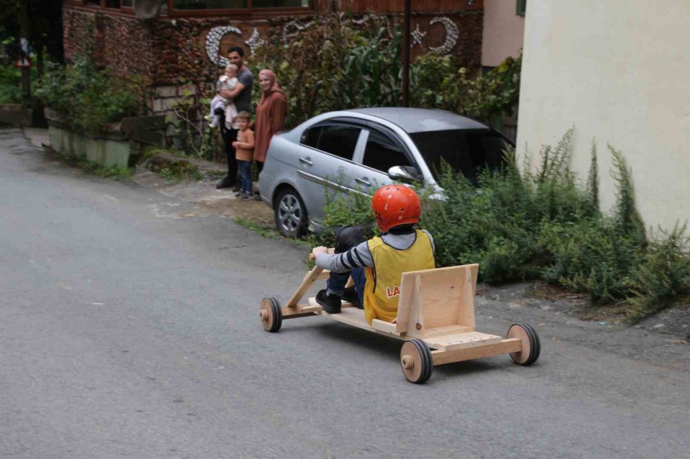 RİZE’NİN ÇAMLIHEMŞİN İLÇESİ DİKKAYA KÖYÜ'NDE BU YIL 10.KEZ DÜZENLENEN LAZRALLİ TAHTA ARABA YARIŞLARI HER YIL OLDUĞU GİBİ BU YIL DA GÖRÜNTÜLERE SAHNE OLDU