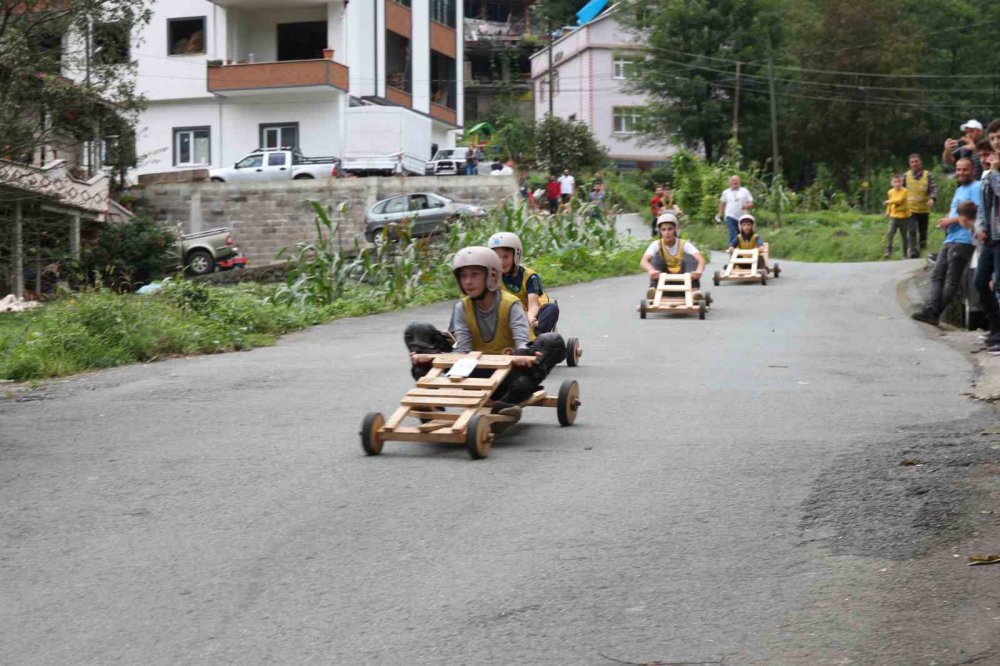 RİZE’NİN ÇAMLIHEMŞİN İLÇESİ DİKKAYA KÖYÜ'NDE BU YIL 10.KEZ DÜZENLENEN LAZRALLİ TAHTA ARABA YARIŞLARI HER YIL OLDUĞU GİBİ BU YIL DA GÖRÜNTÜLERE SAHNE OLDU