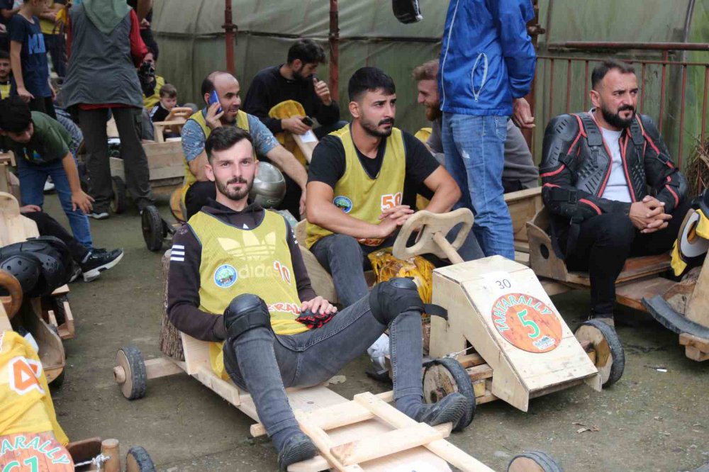 RİZE’NİN ÇAMLIHEMŞİN İLÇESİ DİKKAYA KÖYÜ'NDE BU YIL 10.KEZ DÜZENLENEN LAZRALLİ TAHTA ARABA YARIŞLARI HER YIL OLDUĞU GİBİ BU YIL DA GÖRÜNTÜLERE SAHNE OLDU