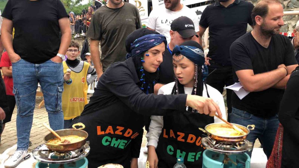 RİZE’NİN ÇAMLIHEMŞİN İLÇESİ DİKKAYA KÖYÜ'NDE BU YIL 10.KEZ DÜZENLENEN LAZRALLİ TAHTA ARABA YARIŞLARI HER YIL OLDUĞU GİBİ BU YIL DA GÖRÜNTÜLERE SAHNE OLDU