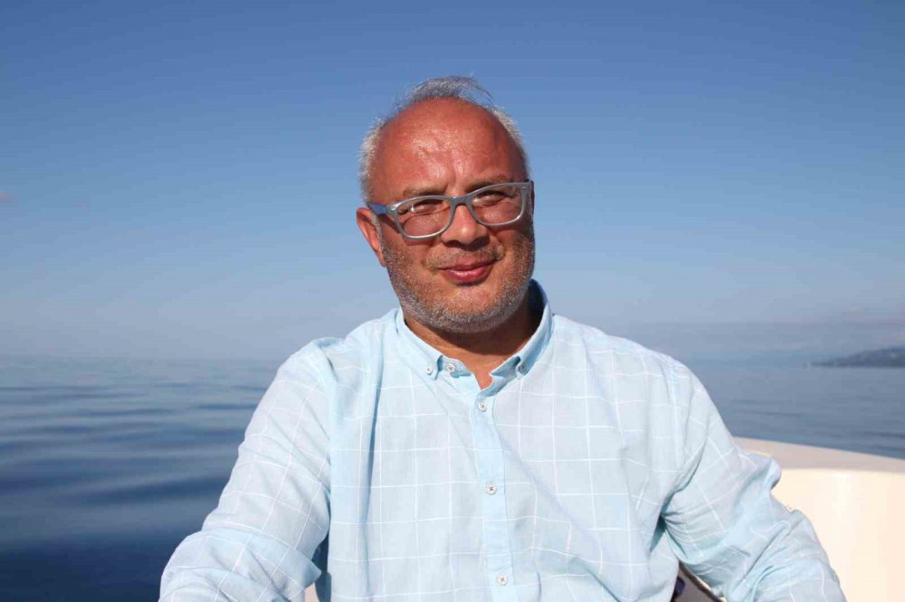 GÜMÜŞHANE ÜNİVERSİTESİ’NDEN PROF. DR. NAFIZ MADEN, DOĞU KARADENİZ'DE PETROL REZERVİNİN BULUNUP BULUNMADIĞINA DAİR NUMUNE ALMAK ÇAYELİ İLÇESİNİN YAKLAŞIK 7 MİL AÇIKLADINDA DENİZE AÇILDI