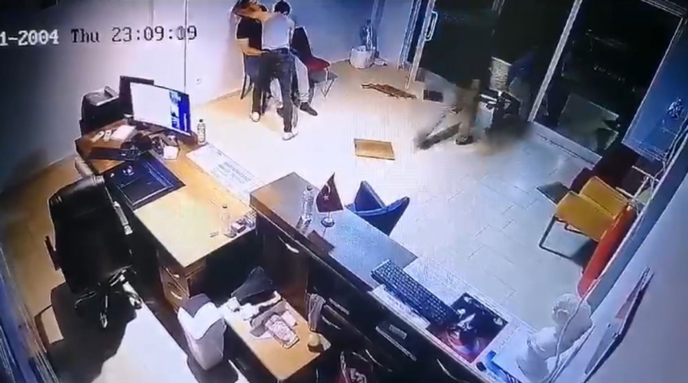 TRABZON'UN OF İLÇESİNDE EMİN B. TARTIŞMA YAŞADIĞI ARKADAŞI B.Ç.’Yİ TAKİP ETTİ, TERMİNAL İÇERİSİNDE YAKALAYARAK SİLAHLA YARALADI