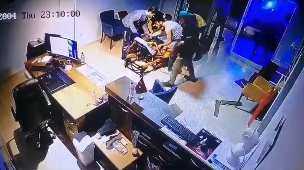 TRABZON'UN OF İLÇESİNDE EMİN B. TARTIŞMA YAŞADIĞI ARKADAŞI B.Ç.’Yİ TAKİP ETTİ, TERMİNAL İÇERİSİNDE YAKALAYARAK SİLAHLA YARALADI