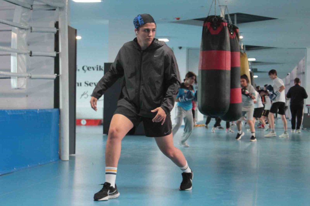 2024 PARİS OLİMPİYAT OYUNLARI İÇİN ORDU'DA KAMPA GİREN MİLLİ BOKSÖR BUSENAZ SÜRMENELİ, "TEKRAR OLİMPİYAT ŞAMPİYONU OLMAK İSTİYORUM. ÇÜNKÜ BUNU BAŞARABİLECEK GÜÇ VE YETENEKTE OLDUĞUMU DÜŞÜNÜYORUM" DEDİ