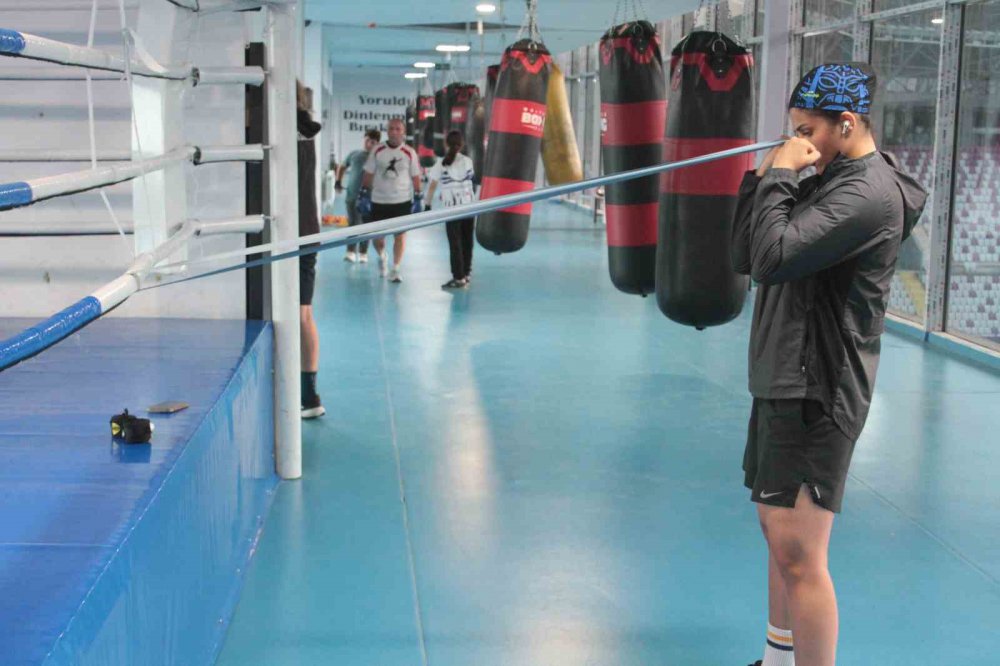 2024 PARİS OLİMPİYAT OYUNLARI İÇİN ORDU'DA KAMPA GİREN MİLLİ BOKSÖR BUSENAZ SÜRMENELİ, "TEKRAR OLİMPİYAT ŞAMPİYONU OLMAK İSTİYORUM. ÇÜNKÜ BUNU BAŞARABİLECEK GÜÇ VE YETENEKTE OLDUĞUMU DÜŞÜNÜYORUM" DEDİ