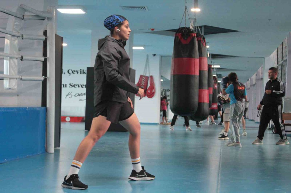 2024 PARİS OLİMPİYAT OYUNLARI İÇİN ORDU'DA KAMPA GİREN MİLLİ BOKSÖR BUSENAZ SÜRMENELİ, "TEKRAR OLİMPİYAT ŞAMPİYONU OLMAK İSTİYORUM. ÇÜNKÜ BUNU BAŞARABİLECEK GÜÇ VE YETENEKTE OLDUĞUMU DÜŞÜNÜYORUM" DEDİ