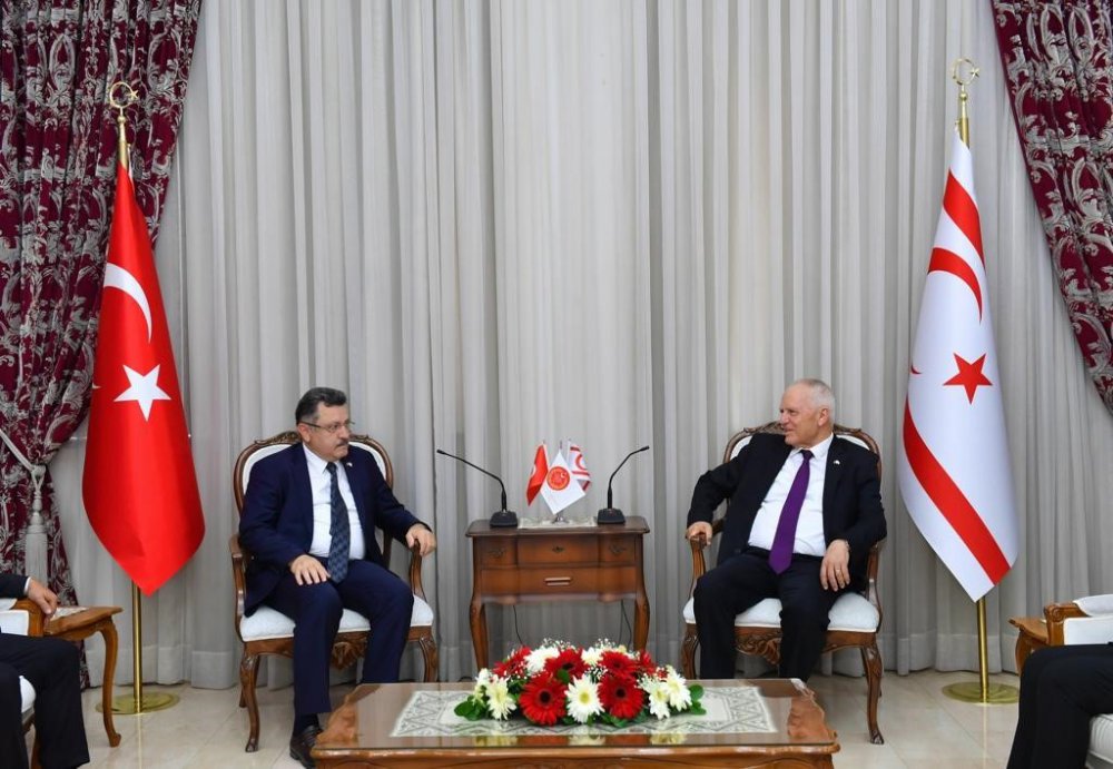 ORTAHİSAR BELEDİYE BAŞKANI AHMET METİN GENÇ, KKTC MECLİS BAŞKANI ZORLU TÖRE, TÜRKİYE'NİN LEFKOŞE BÜYÜKELÇİSİ PROF. DR. METİN FEYZİOĞLU, KKTC İÇİŞLERİ BAKANI DURSUN OĞUZ’U ZİYARET ETTİ