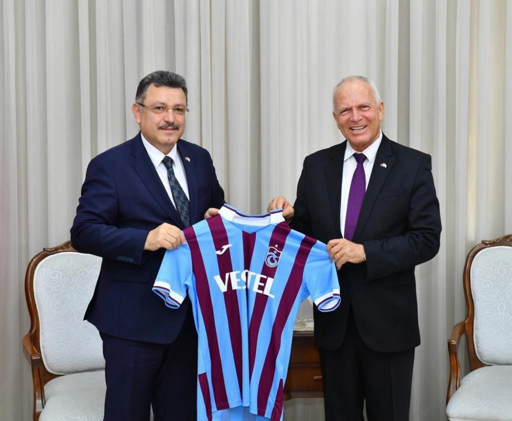 ORTAHİSAR BELEDİYE BAŞKANI AHMET METİN GENÇ, KKTC MECLİS BAŞKANI ZORLU TÖRE, TÜRKİYE'NİN LEFKOŞE BÜYÜKELÇİSİ PROF. DR. METİN FEYZİOĞLU, KKTC İÇİŞLERİ BAKANI DURSUN OĞUZ’U ZİYARET ETTİ