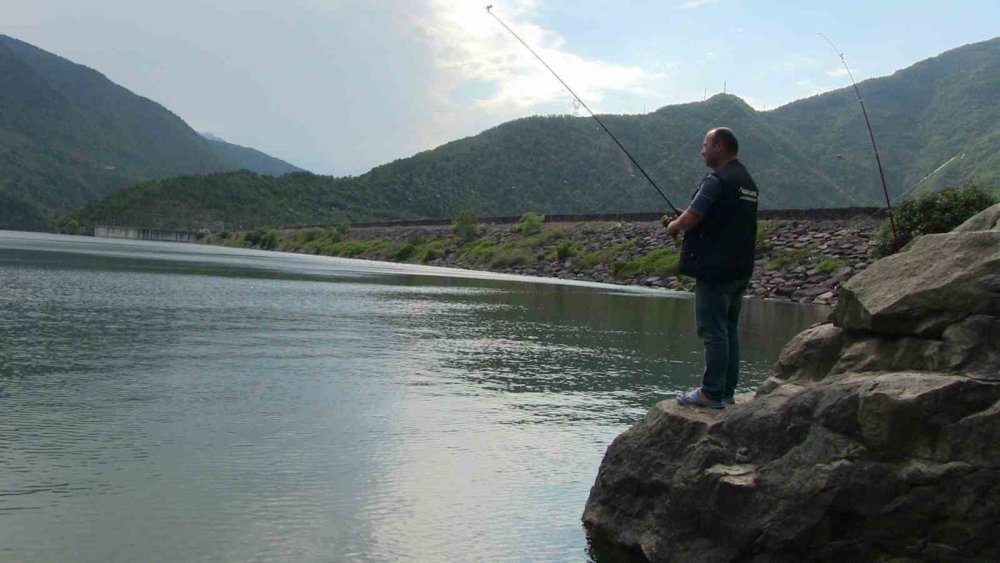 BARAJ GÖLÜNDE BALIK KAFESLERİ YIRTILDI, OLTASINI ALAN KOŞTU. ARTVİN'DE BARAJ GÖLÜNDE BALIK KAFESLERİNDEN BİRİNDE YIRTILMA MEYDANA GELMESİ İLE BİNLERCE TÜRK SOMONU GÖLE DAĞILDI