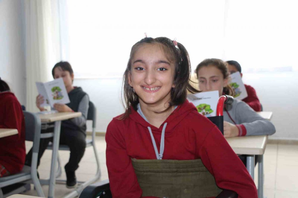 RİZE'DE DOĞUŞTAN ENGELLİ 11 YAŞINDAKİ MİRAY ÖZCAN, YAZDIĞI KİTAPLARLA KENDİSİNE HAYRAN BIRAKIYOR