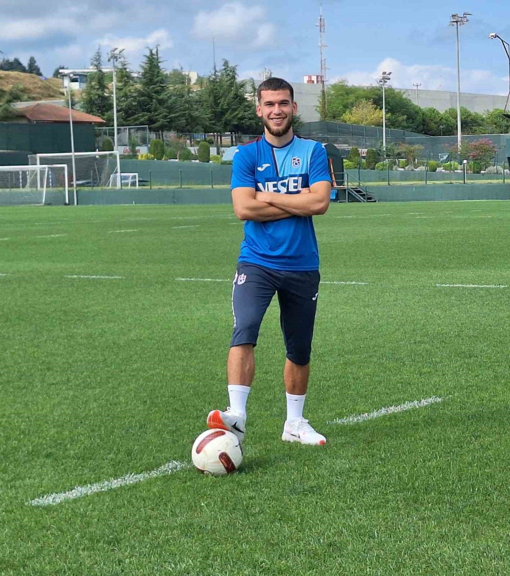 TRABZONSPOR'UN ALMAN EKİBİ SCHALKE'DEN KİRALIK OLARAK KADROSUNA KATTIĞI MEHMET CAN AYDIN, TRABZON'A SAVAŞMAYA VE FORMAYI ALMAYA GELDİĞİNİ BELİRTEREK, KENDİSİNİ TRABZONSPOR'A AİT HİS ETTİĞİNİ SÖYLEDİ