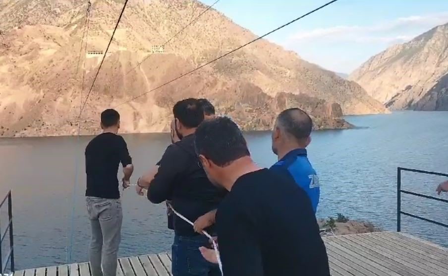 ARTVİN'İN YUSUFELİ BELEDİYE BAŞKANI EYÜP AYTEKİN ZİPLİNE İLE DENEME GEÇİŞİ YAPARKEN BARAJ GÖLÜ ÜZERİNDE MAHSUR KALDI. İLK DENEMEDE BARAJ GÖLÜ ORTASINDA MAHSUR KALAN BAŞKAN ZİPLİNE GÖREVLİLERİ HALAT YARDIMIYLA KURTARDI