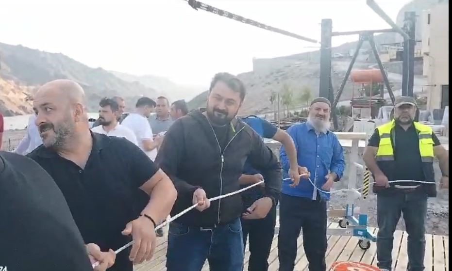 ARTVİN'İN YUSUFELİ BELEDİYE BAŞKANI EYÜP AYTEKİN ZİPLİNE İLE DENEME GEÇİŞİ YAPARKEN BARAJ GÖLÜ ÜZERİNDE MAHSUR KALDI. İLK DENEMEDE BARAJ GÖLÜ ORTASINDA MAHSUR KALAN BAŞKAN ZİPLİNE GÖREVLİLERİ HALAT YARDIMIYLA KURTARDI