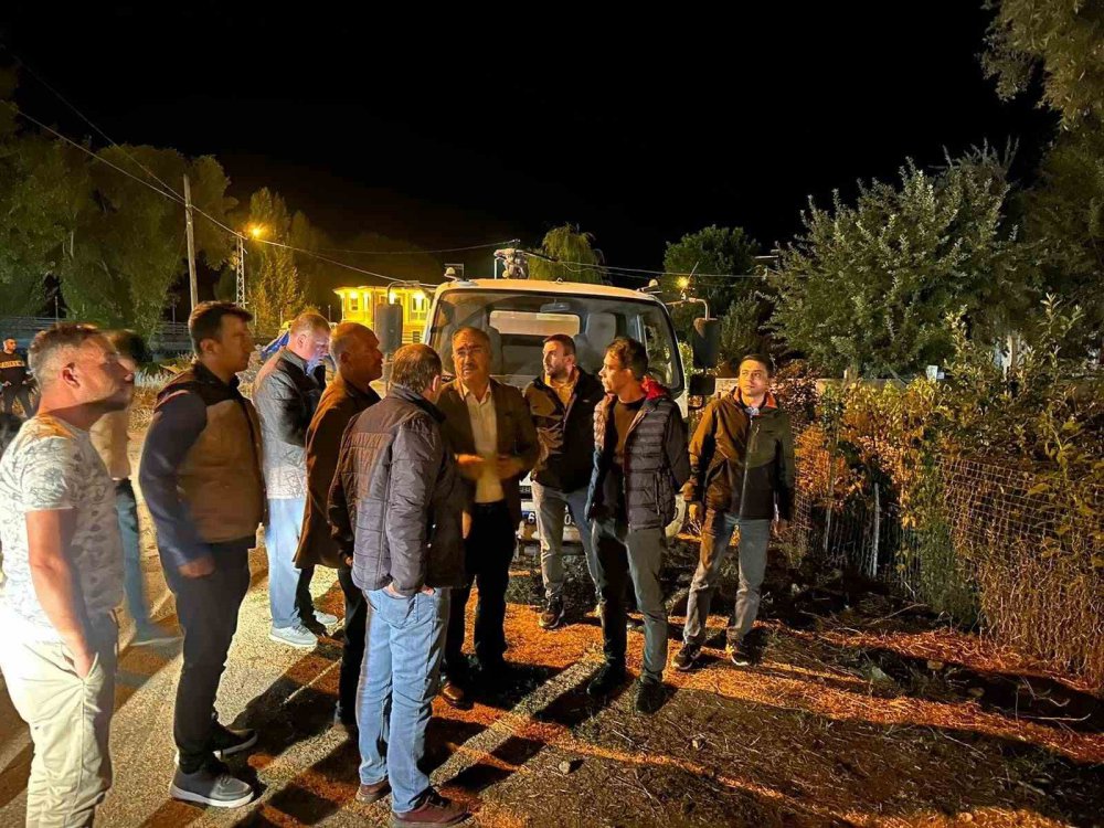 BAYBURT'UN ARPALI BELDESİNDE YILDIRIM DÜŞMESİ SONUCU AHIR YANDI. 3 BÜYÜKBAŞ HAYVAN TELEF OLDU
