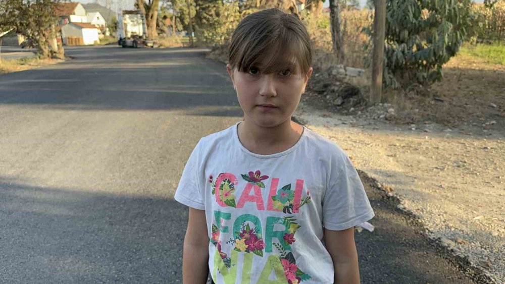 SAKARYA'NIN AKYAZI İLÇESİNDE OKULA GİDERKEN KÖPEĞİN SALDIRISINA UĞRAYAN 11 YAŞINDAKİ KIZ ÇOCUĞU, DİZİNDEN VE KOLUNDAN YARALANDI