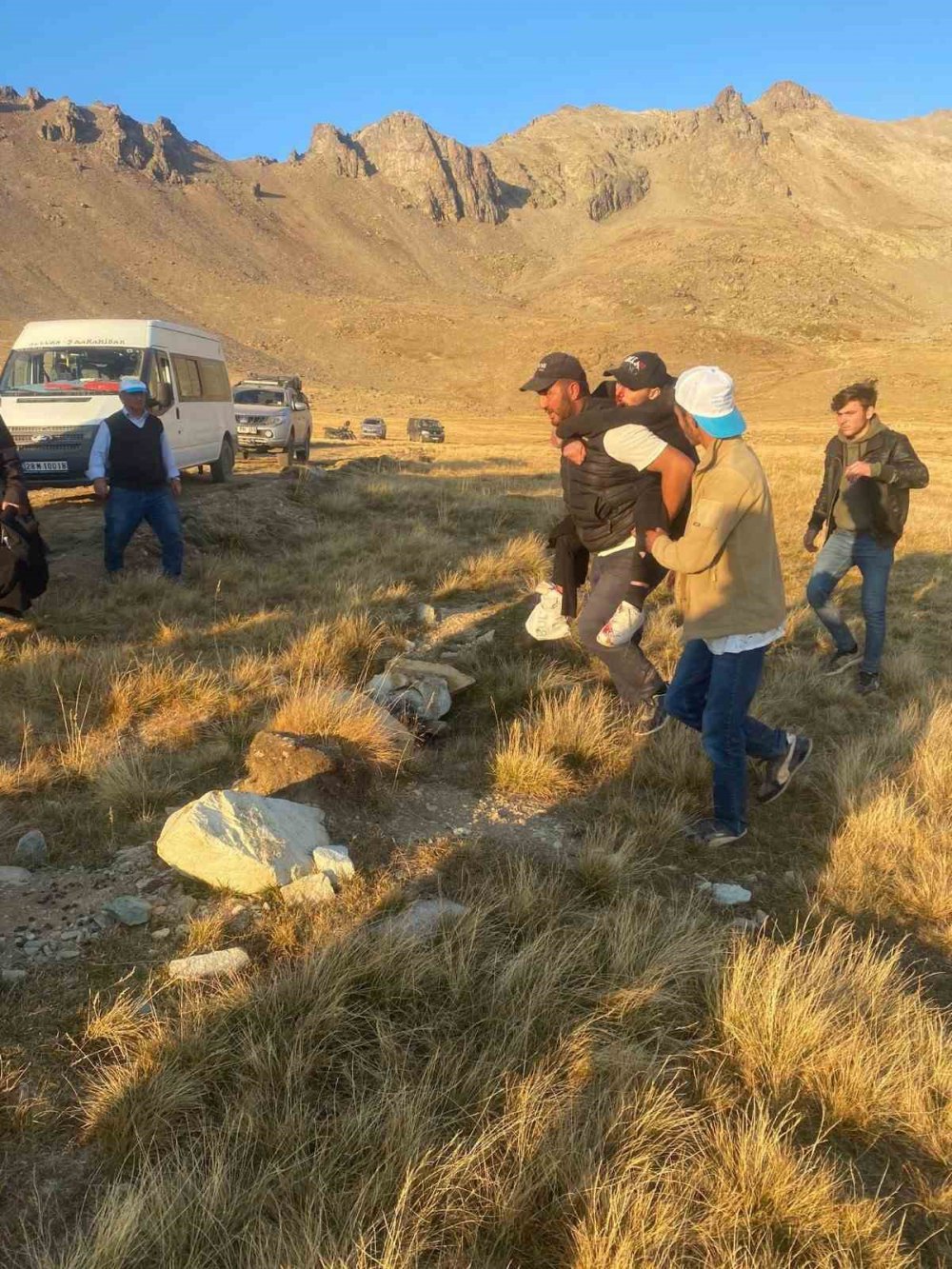 GİRESUN'UN ALUCRA İLÇESİNDE, ODMANLI-RUS SAVAŞINDA 2.KAFKAS KOLORDUSUNA BAĞLI ASKERLERİN ŞEHİT OLDUĞU ALUCRA DAĞLARINA VEFA YÜRÜYÜŞÜ DÜZENLEYEN GRUBA SALDIRDI. 1 KİŞİ YARALANDI