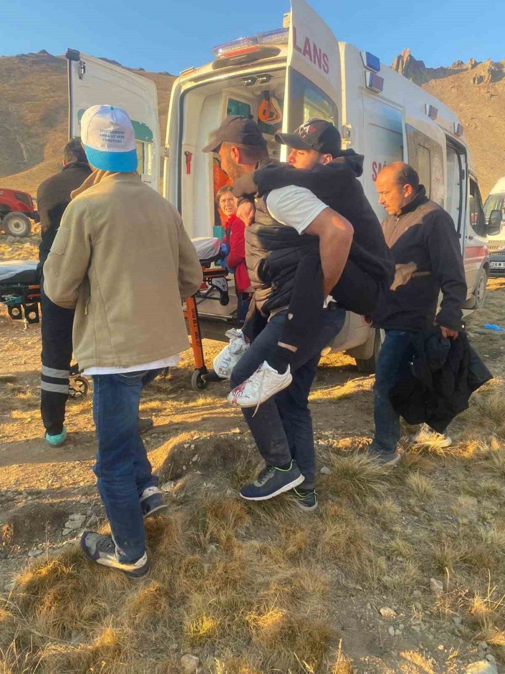 GİRESUN'UN ALUCRA İLÇESİNDE, ODMANLI-RUS SAVAŞINDA 2.KAFKAS KOLORDUSUNA BAĞLI ASKERLERİN ŞEHİT OLDUĞU ALUCRA DAĞLARINA VEFA YÜRÜYÜŞÜ DÜZENLEYEN GRUBA SALDIRDI. 1 KİŞİ YARALANDI