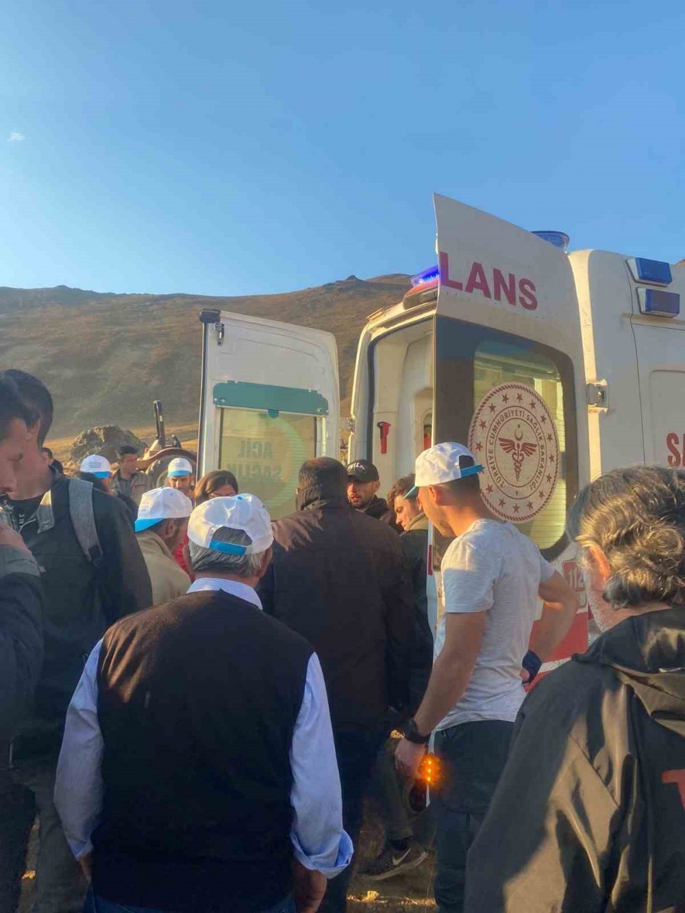 GİRESUN'UN ALUCRA İLÇESİNDE, ODMANLI-RUS SAVAŞINDA 2.KAFKAS KOLORDUSUNA BAĞLI ASKERLERİN ŞEHİT OLDUĞU ALUCRA DAĞLARINA VEFA YÜRÜYÜŞÜ DÜZENLEYEN GRUBA SALDIRDI. 1 KİŞİ YARALANDI