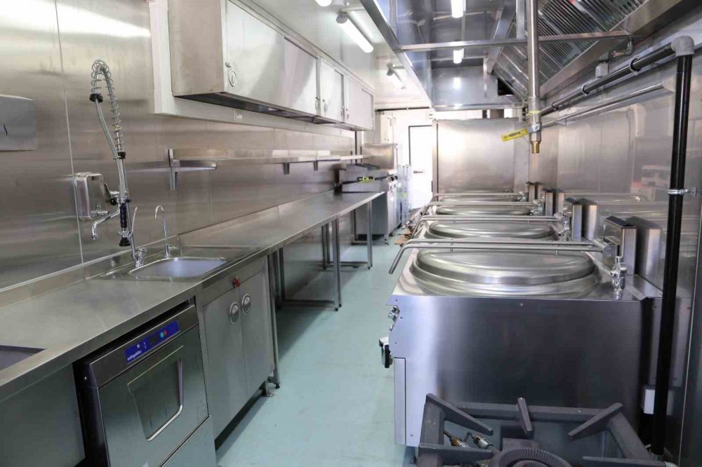 BELEDİYE SEÇİMLERİ YAKLAŞIRKAN BELEDİYELER HİZMETLERİNE HIZ VERDİ. TÜRKİYE BELEDİYELER BİRLİĞİ'NİN DESTEĞİYLE GİRESUN BELEDİYESİ'NE KAZANDIRILAN 10 MİLYON LİRALIK YENİ MOBİL AŞEVİ TIRI VATANDAŞLARA VE BASINA TANITILDI