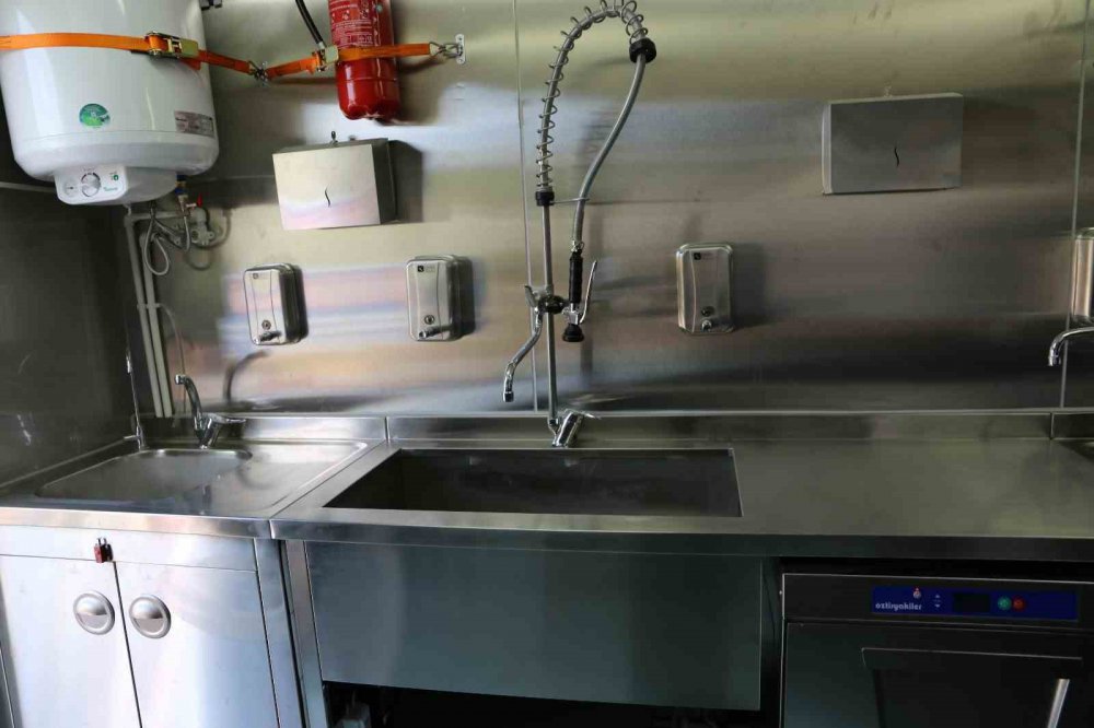 BELEDİYE SEÇİMLERİ YAKLAŞIRKAN BELEDİYELER HİZMETLERİNE HIZ VERDİ. TÜRKİYE BELEDİYELER BİRLİĞİ'NİN DESTEĞİYLE GİRESUN BELEDİYESİ'NE KAZANDIRILAN 10 MİLYON LİRALIK YENİ MOBİL AŞEVİ TIRI VATANDAŞLARA VE BASINA TANITILDI