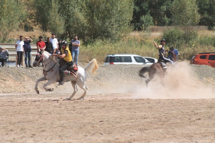 TÜRKİYE GELENEKSEL SPOR DALLARI FEDERASYONU ATLI CİRİT TÜRKİYE FİNALİ 1'İNCİ LİGE YÜKSELME B GRUBU MÜSABAKALARI SONA ERDİ. TÜRKİYE CİRİT ŞAMPİYONASI’NDA BİRİNCİ ERZURUM İKİNCİ BAYBURT OLDU