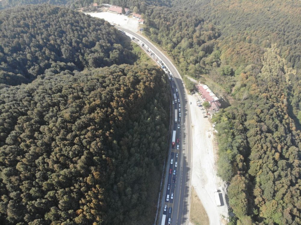 TEM OTOYOLU'NUN ANKARA İSTİKAMETİNDE YAPILAN BAKIM ÇALIŞMASI SEBEBİYLE SÜRÜCÜLERİN YÖNLENDİRİLDİĞİ D-100 KARA YOLUNUN BOLU DAĞI GEÇİŞİNDE TRAFİK DURMA NOKTASINA GELDİ