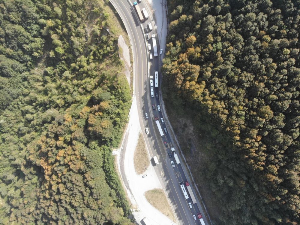 TEM OTOYOLU'NUN ANKARA İSTİKAMETİNDE YAPILAN BAKIM ÇALIŞMASI SEBEBİYLE SÜRÜCÜLERİN YÖNLENDİRİLDİĞİ D-100 KARA YOLUNUN BOLU DAĞI GEÇİŞİNDE TRAFİK DURMA NOKTASINA GELDİ