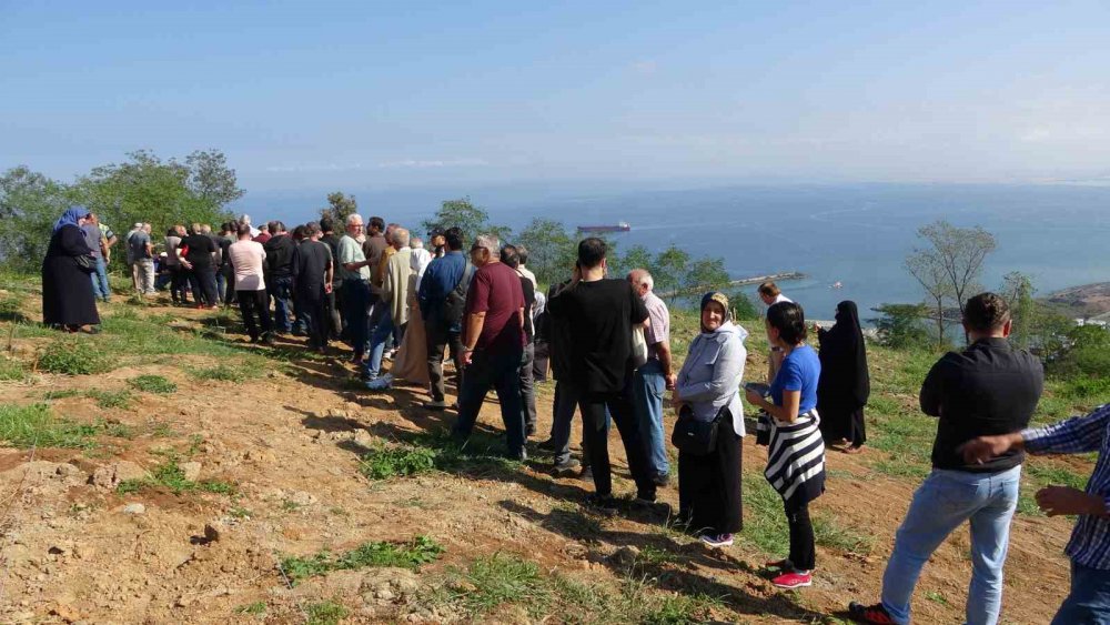 TRABZON BOZTEPE’DE DENİZ MANZARALI MEZARLIK ALANINA YOĞUN TALEP OLUNCA , MEZAR YERİ ALMAK İSTEYEN VATANDAŞLAR MEZAR YERİNİN BELİRLENMESİ SIRASINDA HEM KENDİ ARALARINDA HEM DE GÖREVLİLERLE TARTIŞTI