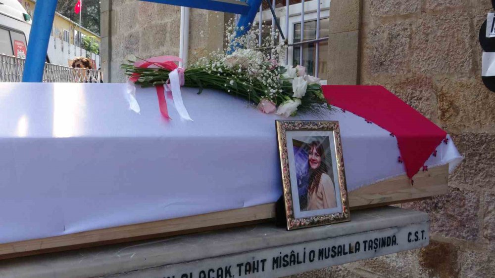 İSTANBUL BEYOĞLU'NDA BİR PARKTA ÖLÜ BULUNAN TİYATRO VE DİZİ OYUNCUSU SEDA FETTAHOĞLU, MEMLEKETİ GİRESUN'UN TİREBOLU İLÇESİNDE SON YOLCUĞUNA UĞURLANDI