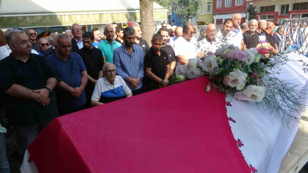 İSTANBUL BEYOĞLU'NDA BİR PARKTA ÖLÜ BULUNAN TİYATRO VE DİZİ OYUNCUSU SEDA FETTAHOĞLU, MEMLEKETİ GİRESUN'UN TİREBOLU İLÇESİNDE SON YOLCUĞUNA UĞURLANDI