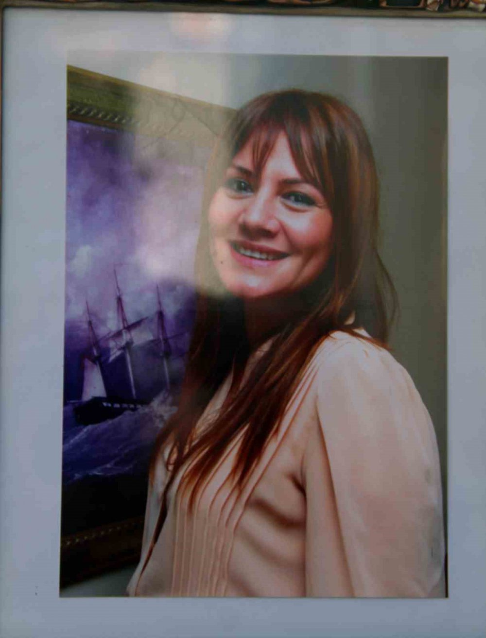 İSTANBUL BEYOĞLU'NDA BİR PARKTA ÖLÜ BULUNAN TİYATRO VE DİZİ OYUNCUSU SEDA FETTAHOĞLU, MEMLEKETİ GİRESUN'UN TİREBOLU İLÇESİNDE SON YOLCUĞUNA UĞURLANDI