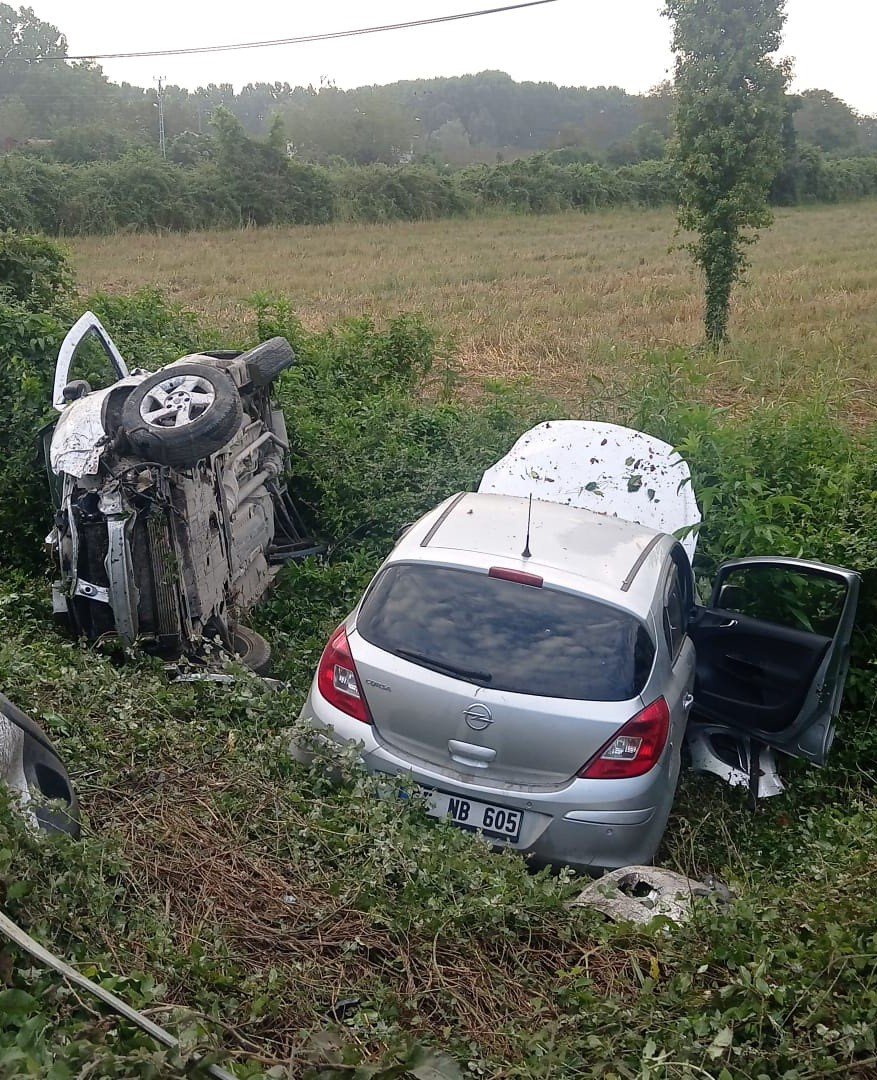 SAMSUN'UN ÇARŞAMBA İLÇESİ SAMSUN ORDU KARAYOLU 38. KİLOMETRESİ AMBARKÖPRÜ MEVKİİNDE SAAT 07.45 SIRALARINDA KAZA MEYDANA GELDİ. 3 ARACIN KARIŞTIĞI ZİNCİRLEME TRAFİK KAZASINDA 5 KİŞİ YARALANDI