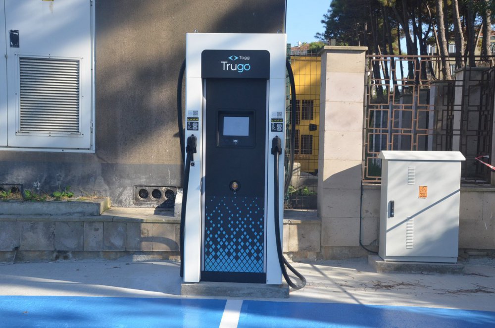 SİNOP'TA TÜRKİYE'NİN YERLİ VE MİLLİ ELEKTRİKLİ OTOMOBİLİ TOGG'UN İLK ŞARJ İSTASYONU KURULDU