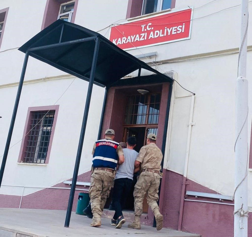 ERZURUM'UN KARAYAZI İLÇESİNDE, GÖÇMEN KAÇAKÇILIĞI YAPTIKLARI İDDİASIYLA GÖZALTINA ALINAN 4 ŞÜPHELİ SEVK EDİLDİKLERİ ADLİYE MAKAMLARCA TUTUKLANARAK CEZAEVİNE GÖNDERİLDİ