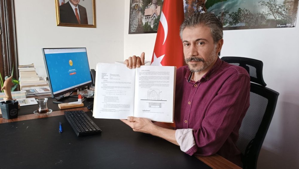 ARTVİN'DE TARİHİ ÇEŞMENİN KAYIP KİTABESİ BULUNDU. KİTABE MÜZE MÜDÜRLÜĞÜNE TESLİM EDİLİRKEN, ŞİMDİ İSE KAYIP ÇEŞME ARANIYOR