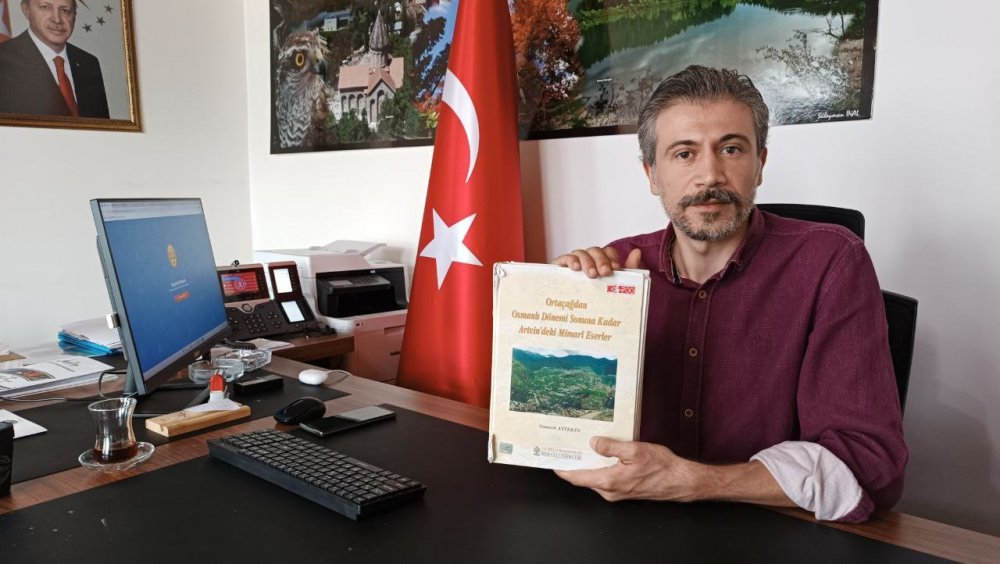 ARTVİN'DE TARİHİ ÇEŞMENİN KAYIP KİTABESİ BULUNDU. KİTABE MÜZE MÜDÜRLÜĞÜNE TESLİM EDİLİRKEN, ŞİMDİ İSE KAYIP ÇEŞME ARANIYOR
