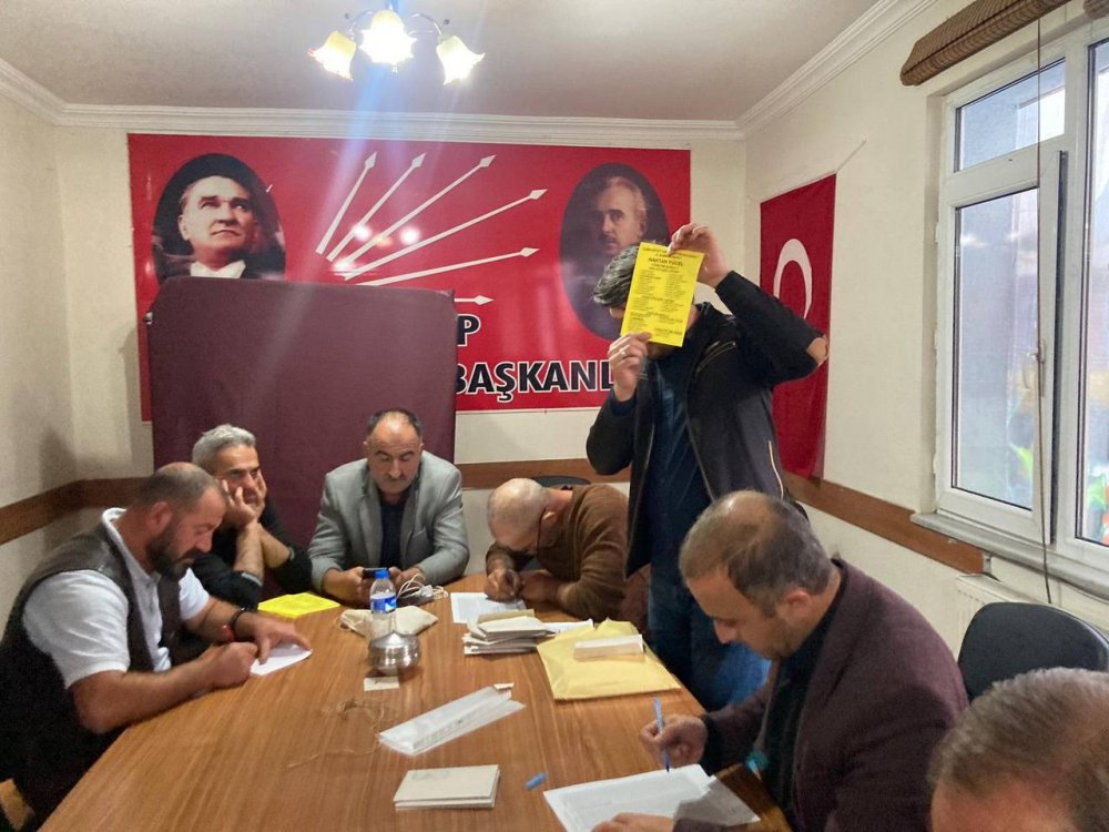 CUMHURİYET HALK PARTİSİ  BAYBURT İL BAŞKANLIĞININ OLAĞAN GENEL KURULU SONUÇLANDI. 3 ADAYIN YARIŞTIĞI KONGREDE HAKTAN YÜCEL CHP BAYBURT İL BAŞKANLIĞINI KAZANDI