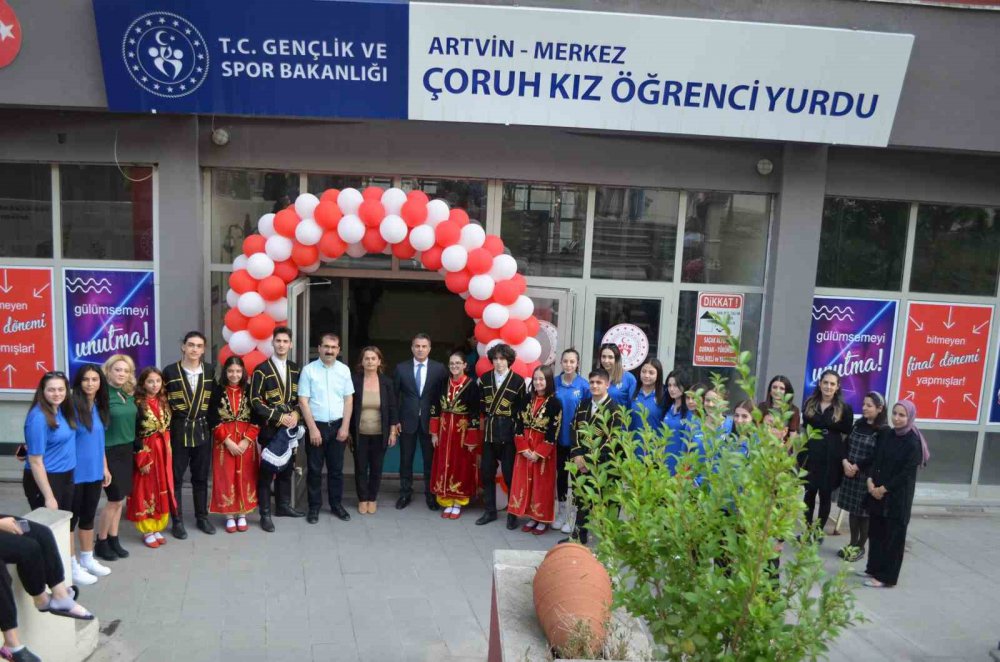 ARTVİN GENÇLİK VE SPOR İL MÜDÜRÜ MUSTAFA DEMİRKIRAN, KYK ARTVİN'DEKİ ÖĞRENCİ KAPASİTESİNİ AÇIKLADI. ARTVİN'DE 7 TANE YURTTA 15 BLOK DA TOPLAM 5 BİN 376 ÖĞRENCİNİN GENÇLİK VE SPOR BAKANLIĞINA BAĞLI YURTLARDA BARINACAĞINI SÖYL