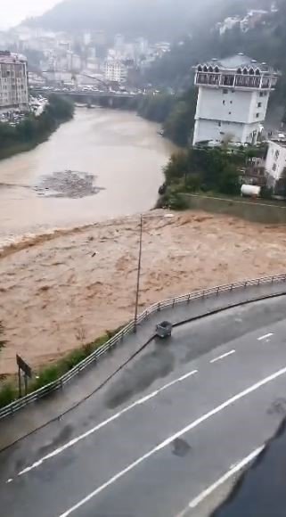 ARTVİN’DE DERELER TAŞTI, KÖY YOLLARI ULAŞIMA KAPANDI