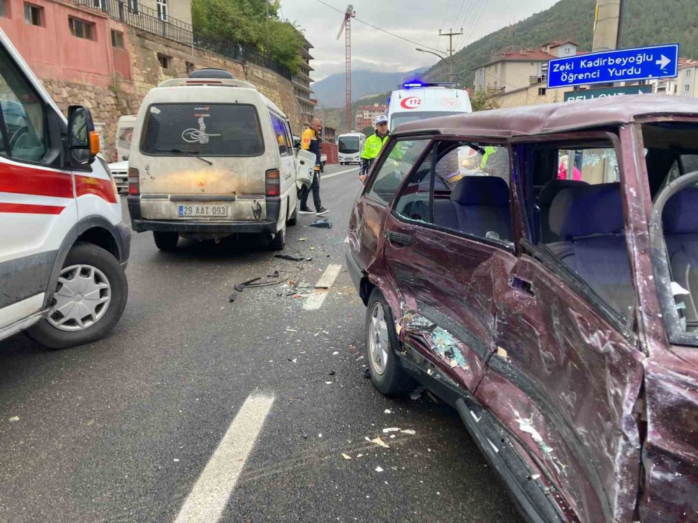 GÜMÜŞHANE'DE SABAH SAATLERİNDE 3 ARACIN KARIŞTIĞI TRAFİK KAZASINDA 3 KİŞİ YARALANDI