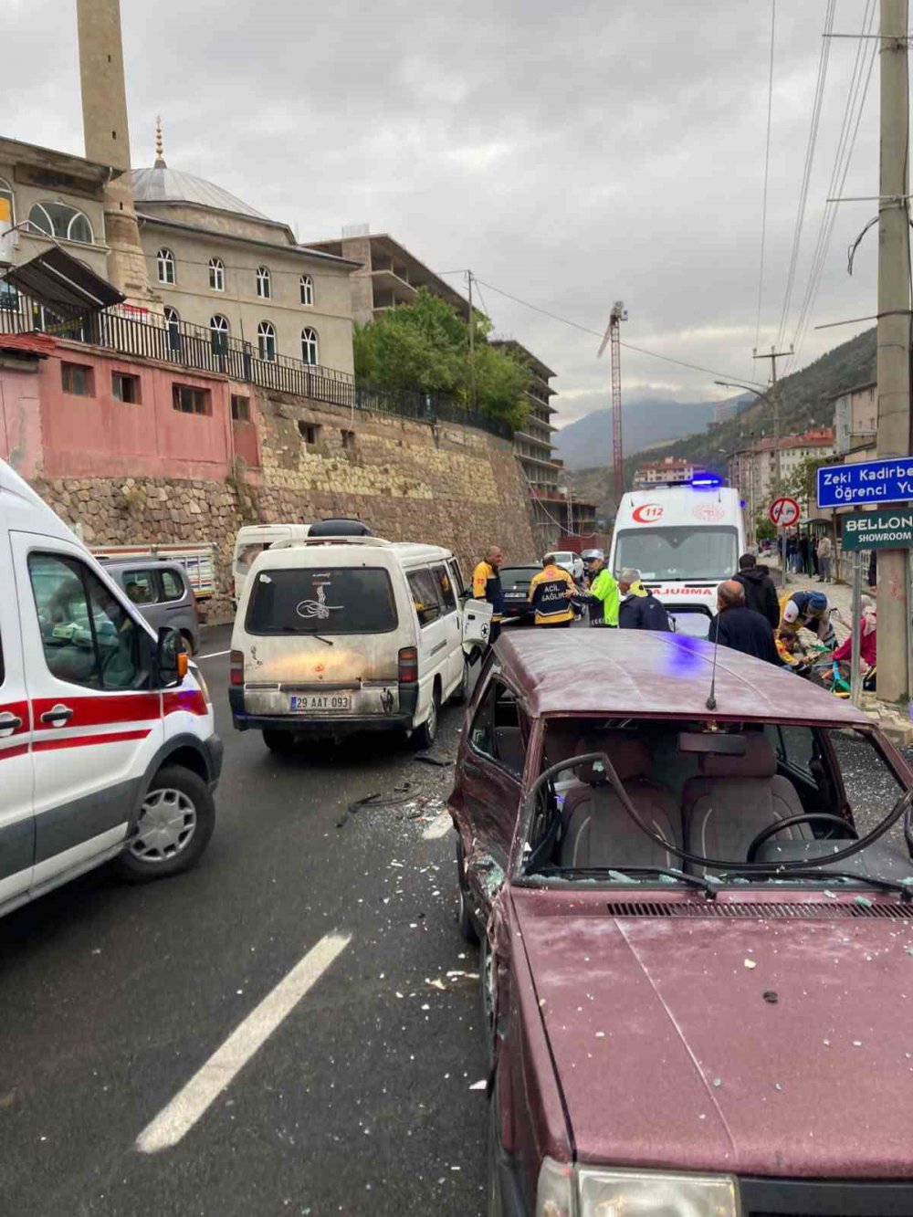 GÜMÜŞHANE'DE SABAH SAATLERİNDE 3 ARACIN KARIŞTIĞI TRAFİK KAZASINDA 3 KİŞİ YARALANDI