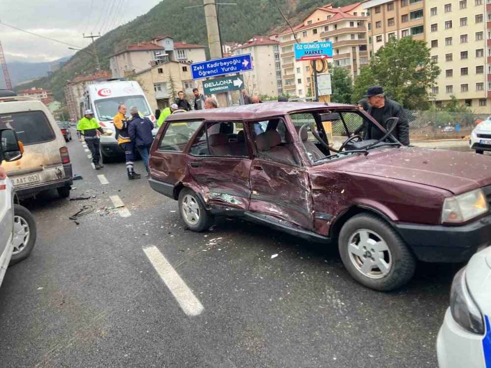 GÜMÜŞHANE'DE SABAH SAATLERİNDE 3 ARACIN KARIŞTIĞI TRAFİK KAZASINDA 3 KİŞİ YARALANDI