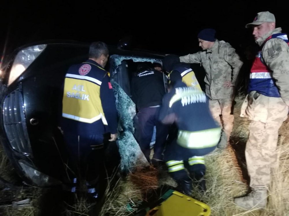 ERZURUM'UN PAZARYOLU İLÇESİ YAKINLARINDA GECE SAATLERİNDE 34 GU 0487 PLAKALI ARAÇ, SÜRÜCÜSÜNÜN DİREKSİYON HAKİMİYETİNİ KAYBETMESİ SONUCU VİRAJI ALAMAYARAK TAKLA ATTI.3 KİŞİ SIKIŞARAK YARALANDI