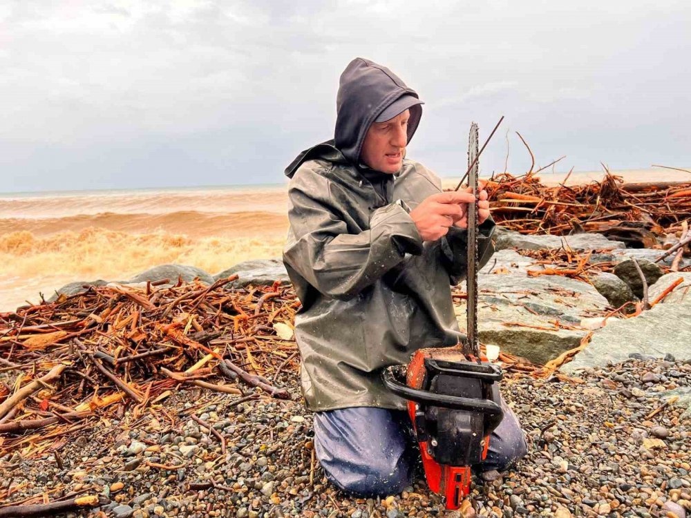 RİZE'DE DÜN YAŞANAN ŞİDDETLİ YAĞIŞLAR SONRASI OLUŞAN SELLER İLE BİRLİKTE DERELERİN GETİRDİĞİ ODUN VE KÜTÜK PARÇALARI DENİZE ULAŞIRKEN, YÖREDEKİ VATANDAŞLAR KIŞLIK YAKACAKLARINI TEMİN ETMEK İÇİN KARADENİZ SAHİLİ'Nİ DOLDURDU