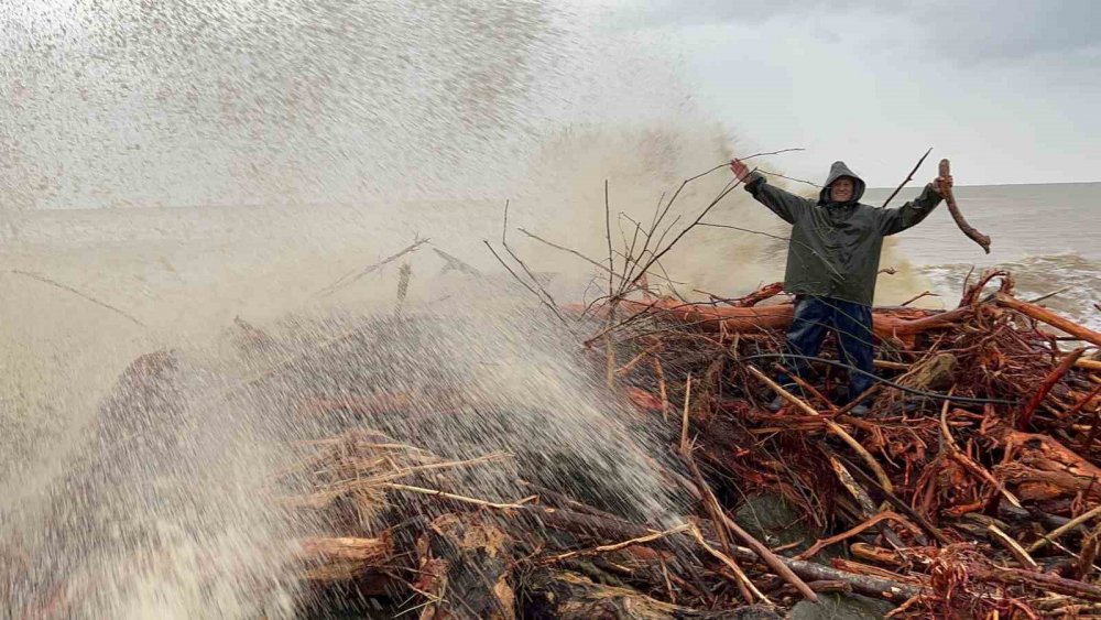 RİZE'DE DÜN YAŞANAN ŞİDDETLİ YAĞIŞLAR SONRASI OLUŞAN SELLER İLE BİRLİKTE DERELERİN GETİRDİĞİ ODUN VE KÜTÜK PARÇALARI DENİZE ULAŞIRKEN, YÖREDEKİ VATANDAŞLAR KIŞLIK YAKACAKLARINI TEMİN ETMEK İÇİN KARADENİZ SAHİLİ'Nİ DOLDURDU