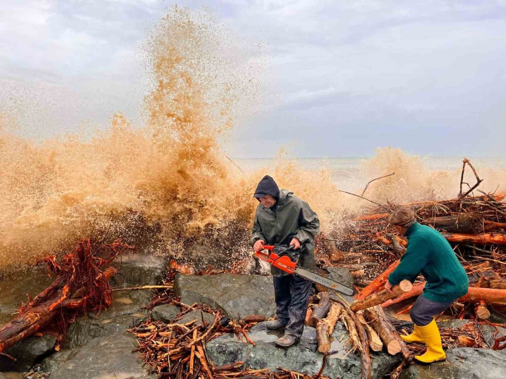 RİZE'DE DÜN YAŞANAN ŞİDDETLİ YAĞIŞLAR SONRASI OLUŞAN SELLER İLE BİRLİKTE DERELERİN GETİRDİĞİ ODUN VE KÜTÜK PARÇALARI DENİZE ULAŞIRKEN, YÖREDEKİ VATANDAŞLAR KIŞLIK YAKACAKLARINI TEMİN ETMEK İÇİN KARADENİZ SAHİLİ'Nİ DOLDURDU